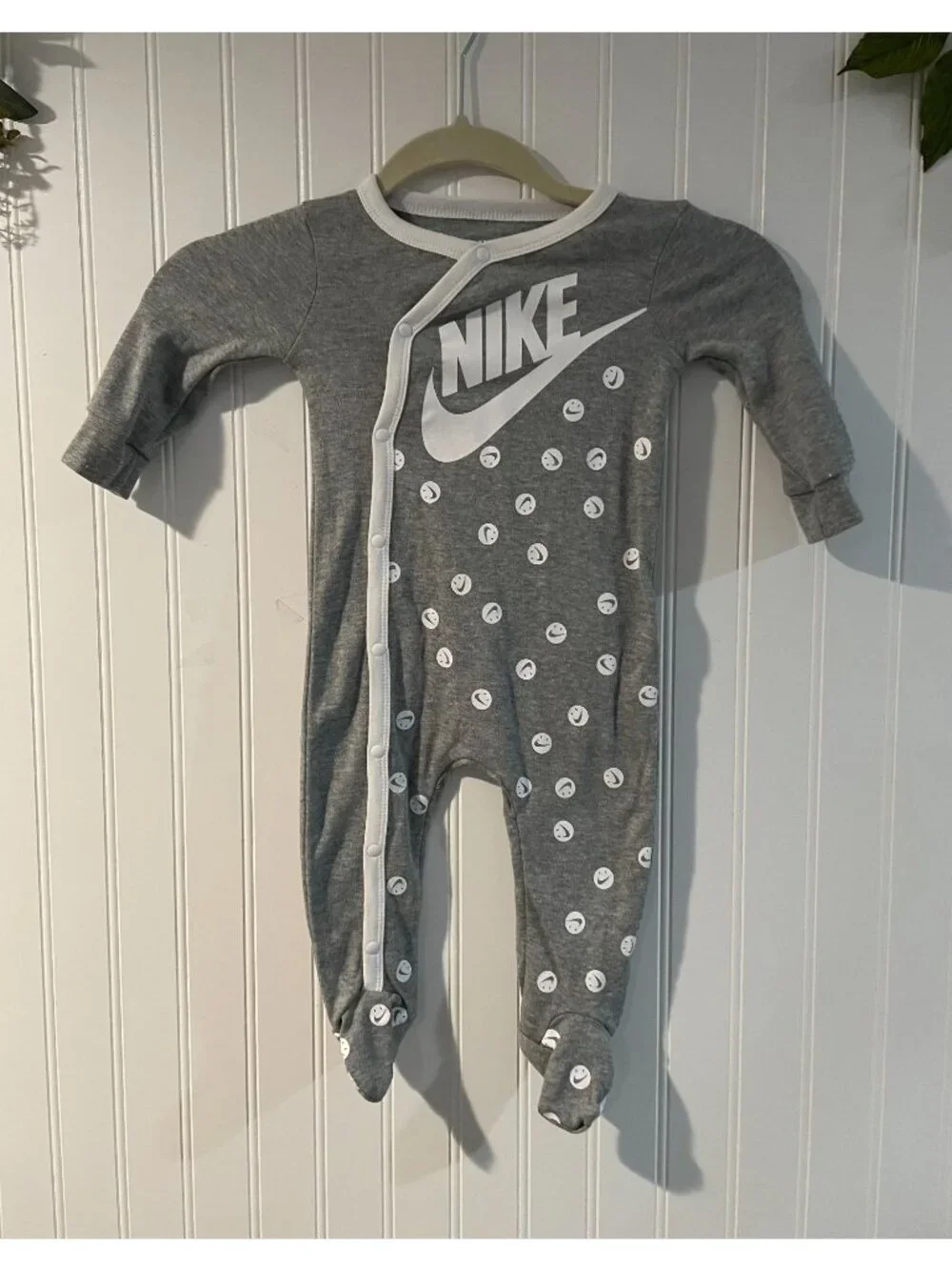 Nike Baby Gray Onesie Footed Sleeper Long Sleeve Snap Closure 9M Cotton Blend